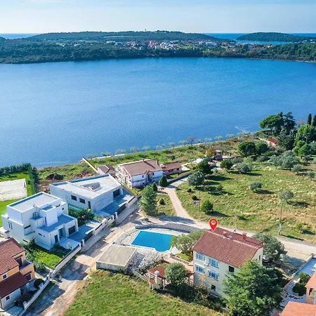 Awesome In With Outdoor Swimming Pool *